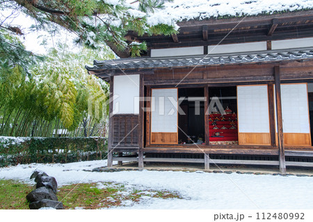 ひな人形と雪景色 112480992