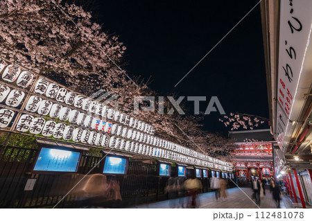 「東京都」浅草寺の仲見世通りと満開の桜・台東区　夜景 112481078