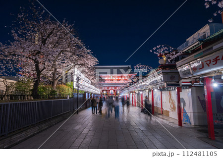 「東京都」浅草寺の仲見世通りと満開の桜・台東区　夜景 112481105