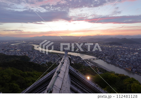 岐阜城から眺める夕暮れの長良川沿岸の街並み 112481128