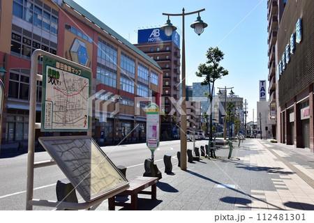 静岡県　磐田駅北側の天平通り南方向街並み 112481301