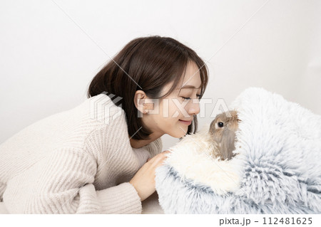 ウサギを見つめる女性 112481625