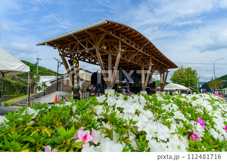 SL蒸気機関車とツツジの花風景「旧国鉄黒木駅跡にC11型の蒸気機関車が静態展示」　福岡県八女市黒木町 112481716