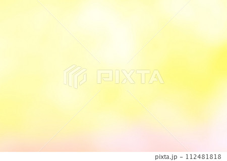 パステルイエロー・ピンク色の玉ボケ・丸ボケ背景 112481818
