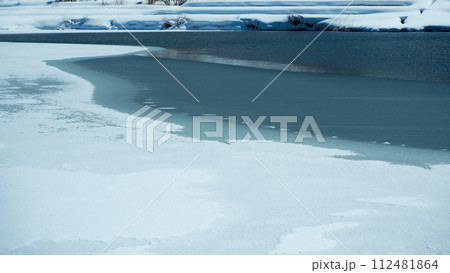 信州 冬景色 湖面が凍結した中綱湖 信州 冬景色 湖面が凍結した中綱湖 112481864