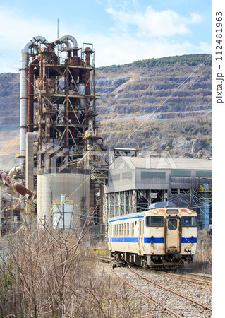 セメント工場を背景に進むキハ40系気動車（JR九州） 112481963