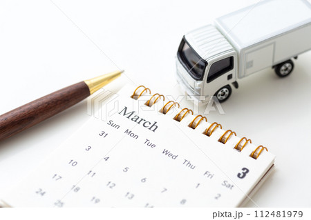 トラックと3月のカレンダー 112481979