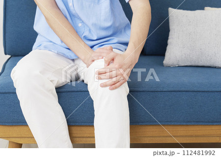 膝が痛い若い男性　顔無し 112481992