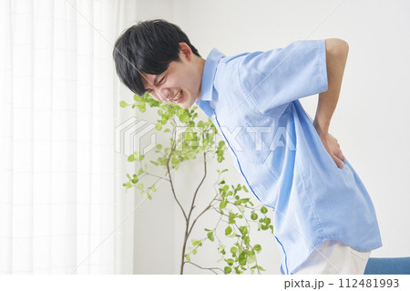 ぎっくり腰の若い男性 112481993