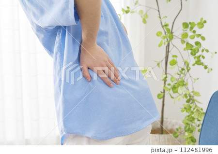 ぎっくり腰の若い男性 顔無し ぎっくり腰の若い男性 顔無し 112481996