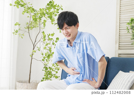腹痛の若い男性 112482008