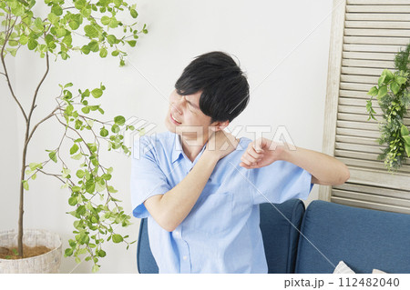 肩が凝る若い男性 肩が凝る若い男性 112482040
