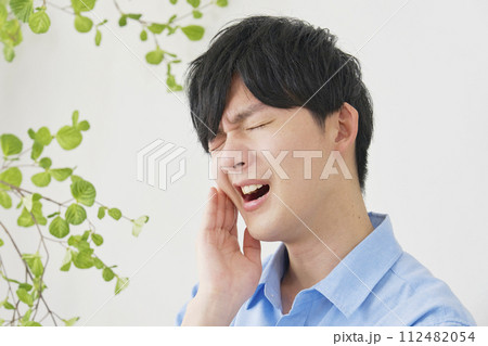 虫歯が痛い若い男性 112482054