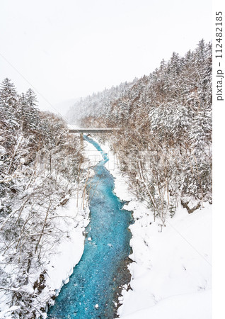 北海道美瑛冬の白ひげの滝 112482185