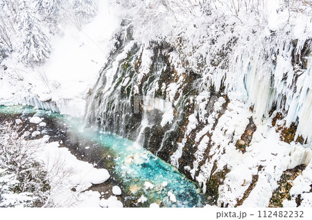 北海道美瑛冬の白ひげの滝 112482232