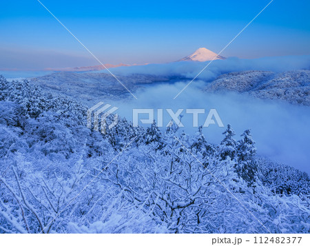 （神奈川県）降雪し雲海に包まれた箱根から望む富士山 112482377