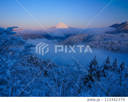 （神奈川県）降雪し雲海に包まれた箱根から望む富士山 112482379