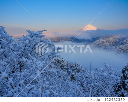 （神奈川県）降雪し雲海に包まれた箱根から望む富士山 112482380