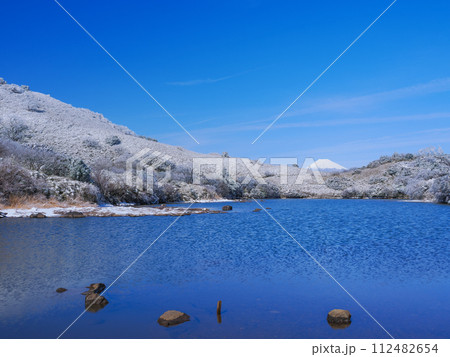 (神奈川県)雪化粧した伊豆スカイラインの氷ヶ池から望む富士山 (神奈川県)雪化粧した伊豆スカイラインの氷ヶ池から望む富士山 112482654