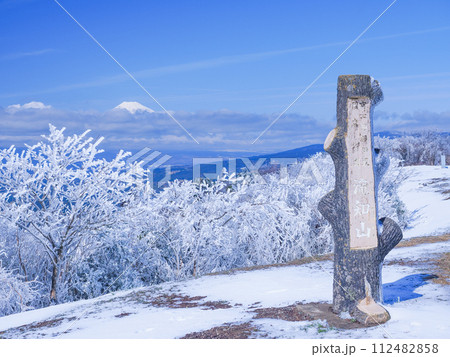 (静岡県)雪化粧した伊豆スカイライン滝知山園地から望む富士山 (静岡県)雪化粧した伊豆スカイライン滝知山園地から望む富士山 112482858