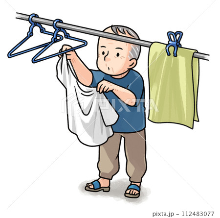 洗濯物を干すシニア男性 112483077
