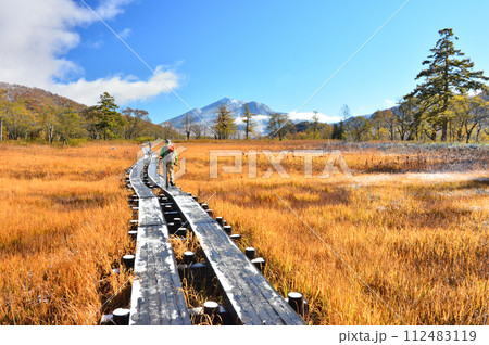 尾瀬ケ原の紅葉と新雪の燧ケ岳 尾瀬ケ原の紅葉と新雪の燧ケ岳 112483119