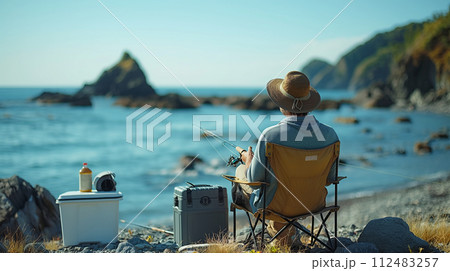 海の堤防で釣りをする男性 112483257