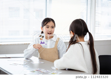 英語学習をする小学生 learning english 英語学習をする小学生 learning english 112483320