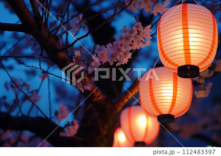 夜桜と提灯 112483397