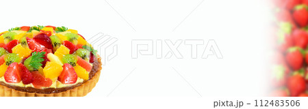 【広告バナー背景】苺とオレンジ、キューイのフルーツタルトケーキ 112483506