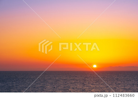 夕陽と海(柏崎市・御野立公園にて) 夕陽と海(柏崎市・御野立公園にて) 112483660