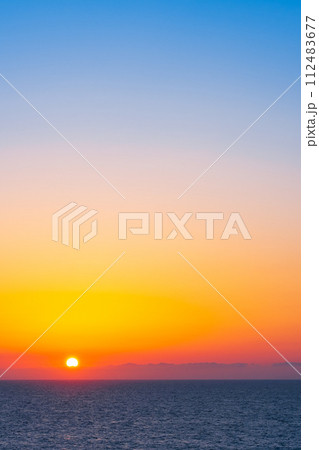 夕陽と海(柏崎市・御野立公園にて) 夕陽と海(柏崎市・御野立公園にて) 112483677