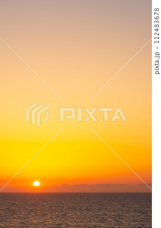 夕陽と海（柏崎市・御野立公園にて） 112483678