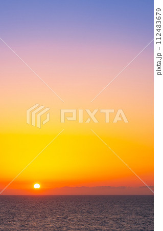 夕陽と海(柏崎市・御野立公園にて) 夕陽と海(柏崎市・御野立公園にて) 112483679