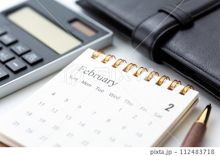 2月のカレンダーと電卓と手帳 112483718