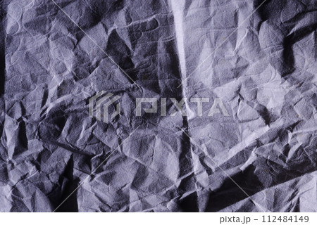 しわくちゃの紙 112484149
