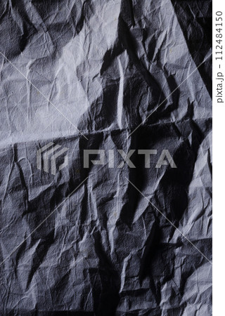 しわくちゃの紙 112484150