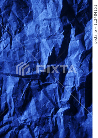 しわくちゃの紙 112484151