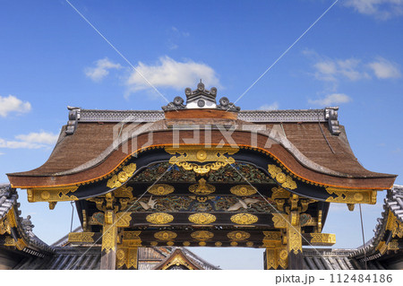 京都　元離宮二条城　青空に映える唐門 112484186