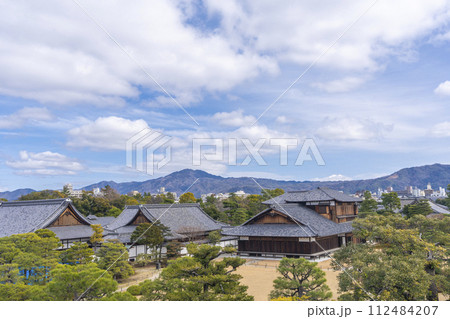 京都　天守閣跡から眺める二条城　本丸御殿 112484207