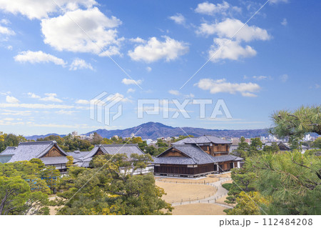 京都　天守閣跡から眺める二条城　本丸御殿 112484208