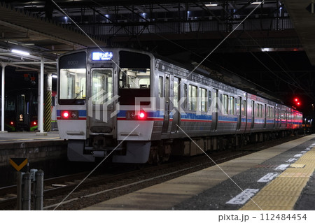 【JR四国】夜の6000系「サンポート」（予讃線：多度津駅） 112484454