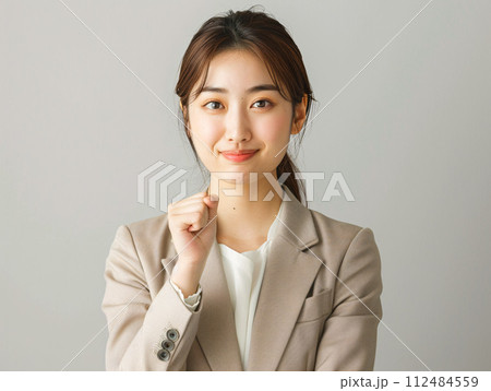 自信とポジティブさを備えたアジア人ビジネスパーソンのガッツポーズ 112484559