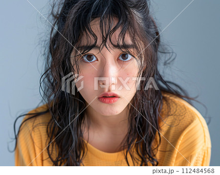 癖毛に悩むアジア人女性のポートレート 112484568