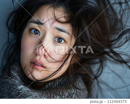 癖毛に悩むアジア人女性のポートレート 112484575