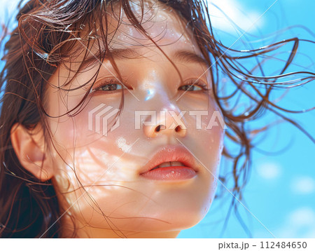 夏の陽光を浴びる若々しいアジア人女性 夏の陽光を浴びる若々しいアジア人女性 112484650