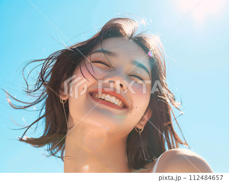 夏の陽光を浴びる若々しいアジア人女性 夏の陽光を浴びる若々しいアジア人女性 112484657