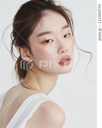 アジア人女性の清潔感あふれるポートレート 112484774