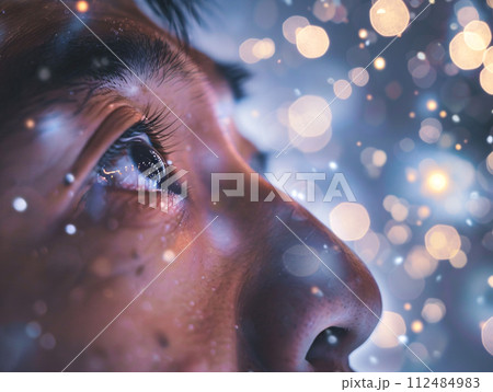 光に満ちた目のアジア人男性のクローズアップ 光に満ちた目のアジア人男性のクローズアップ 112484983