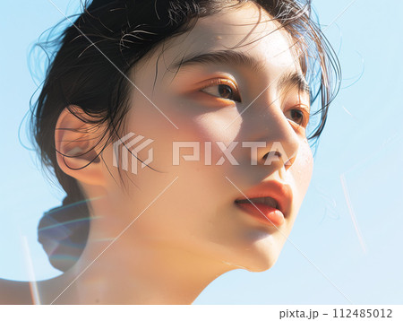 爽やかな夏空の下、自然な美しさを放つアジア人女性のポートレート 爽やかな夏空の下、自然な美しさを放つアジア人女性のポートレート 112485012